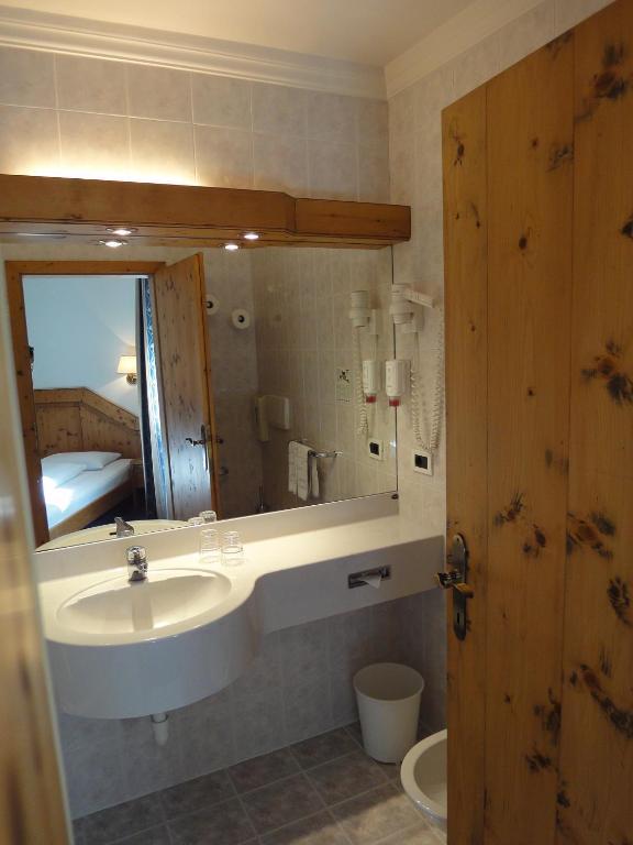 Hotel Zum Wolf Кастелрото Стая снимка