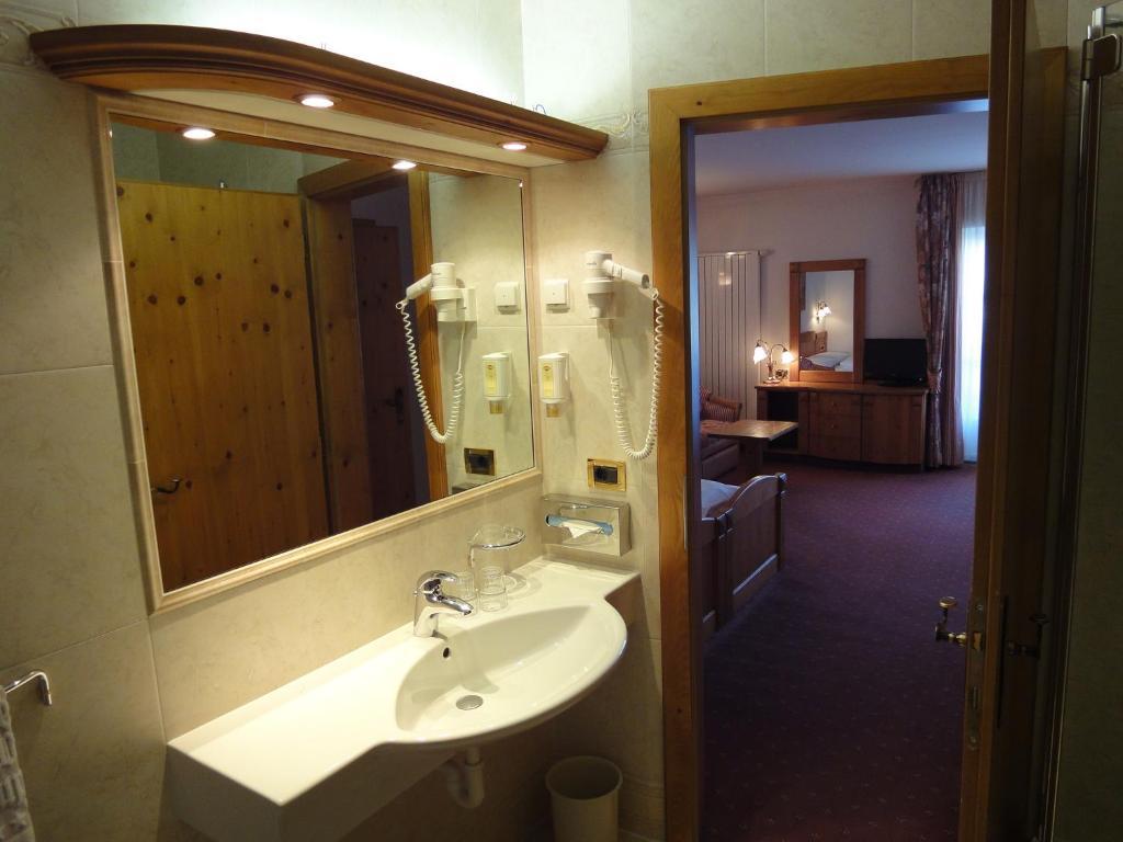 Hotel Zum Wolf Кастелрото Стая снимка